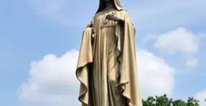estátua incendiada em Natal